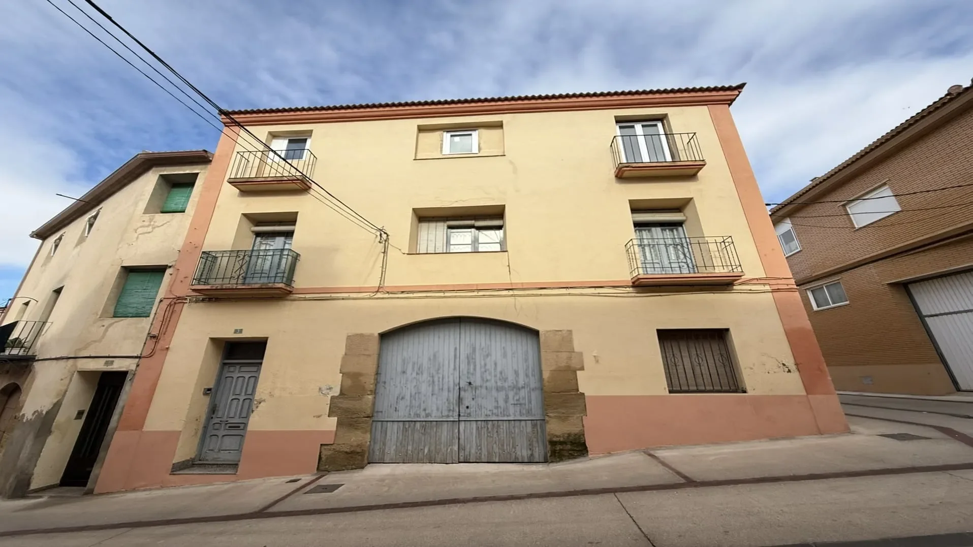Amplio adosado en Caspe, cuatro dormitorios