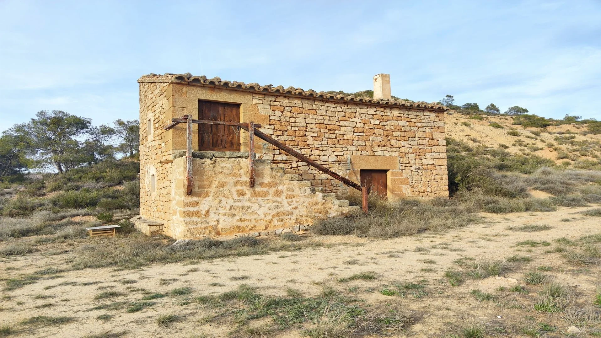 Rustic land with preserved rural building