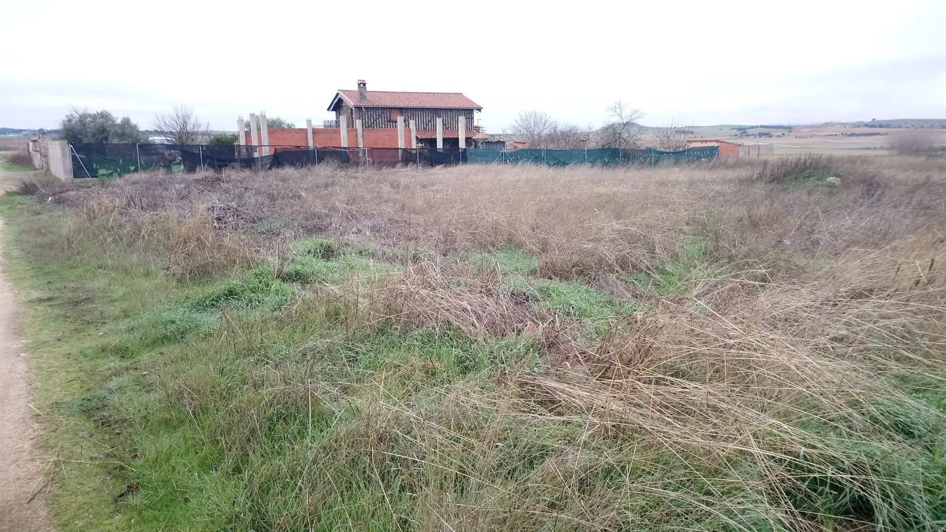 Fenced flat rustic plot, 1,025 m²