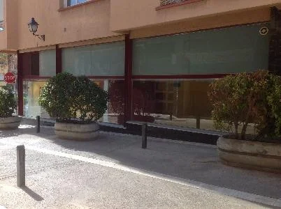 Bright three-level Centre commercial premises