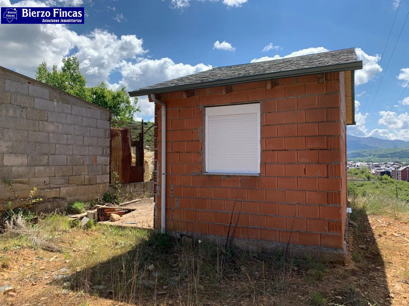 Rural finca with reformable cottage