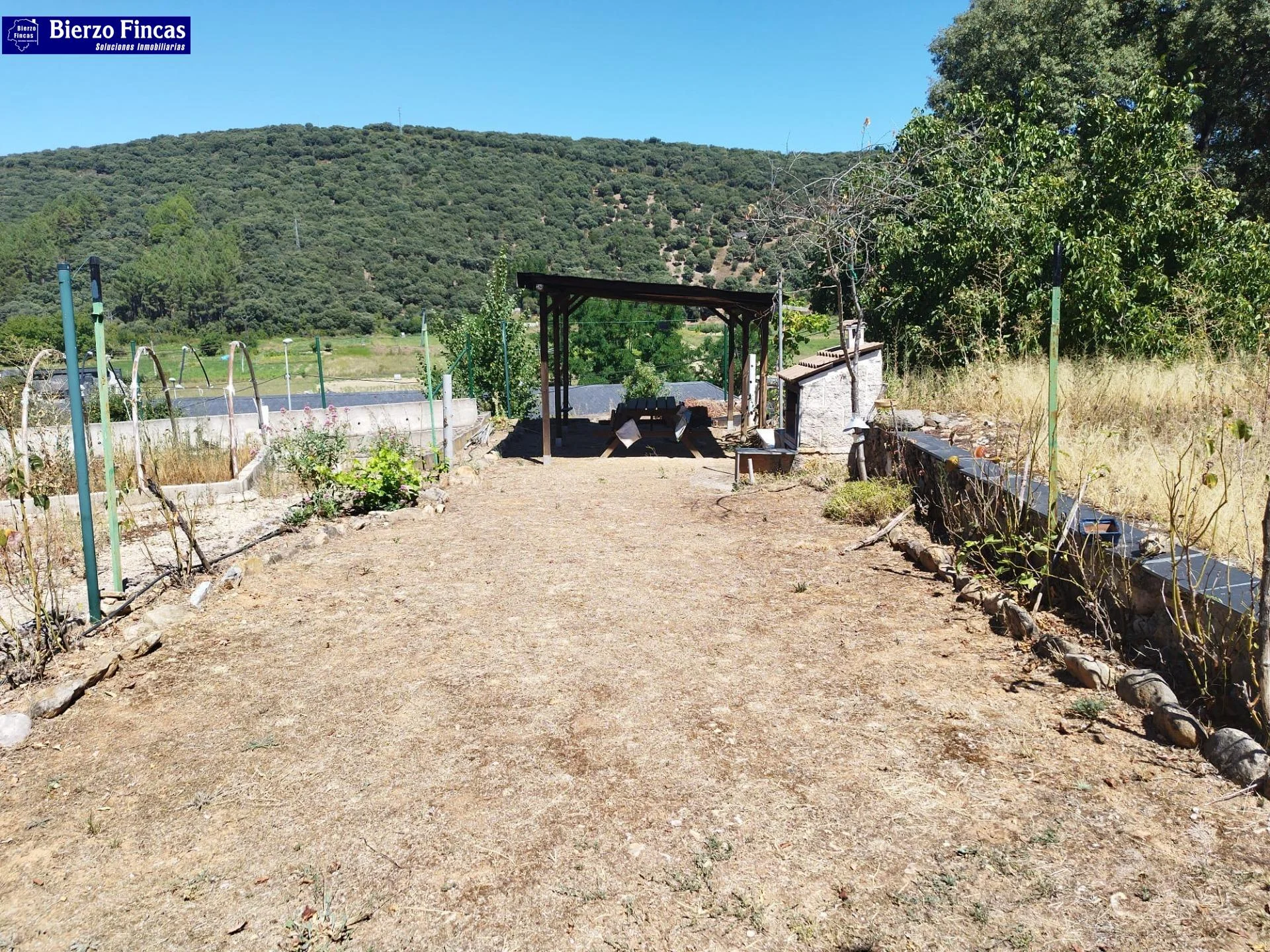 Casa reformada en Carucedo con vistas al lago