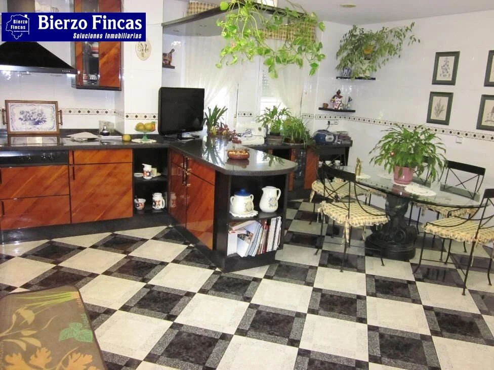 Chalet grande en Las Lomas, seis dormitorios