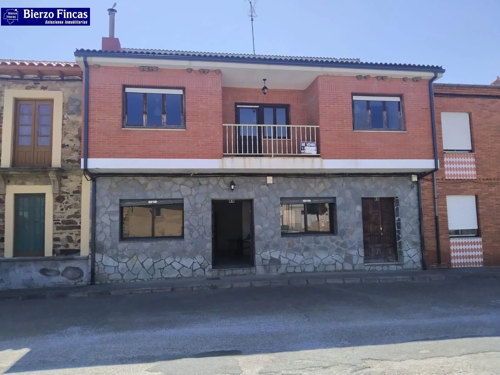 Casa rural de tres plantas y cuatro dormitorios