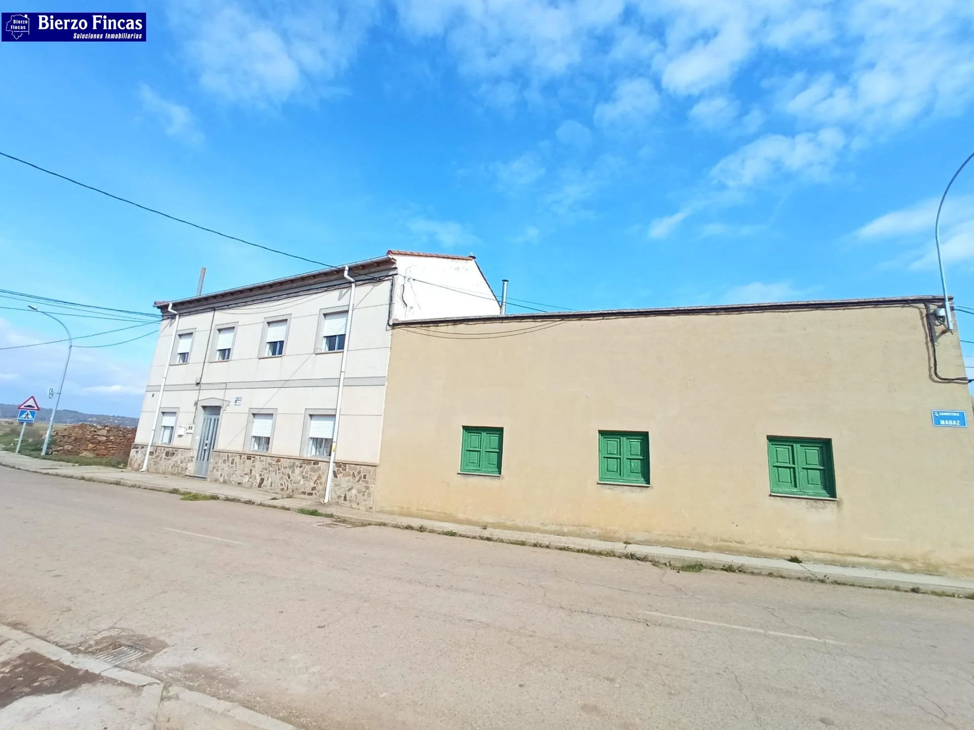 Casa con nave industrial de 300 m²