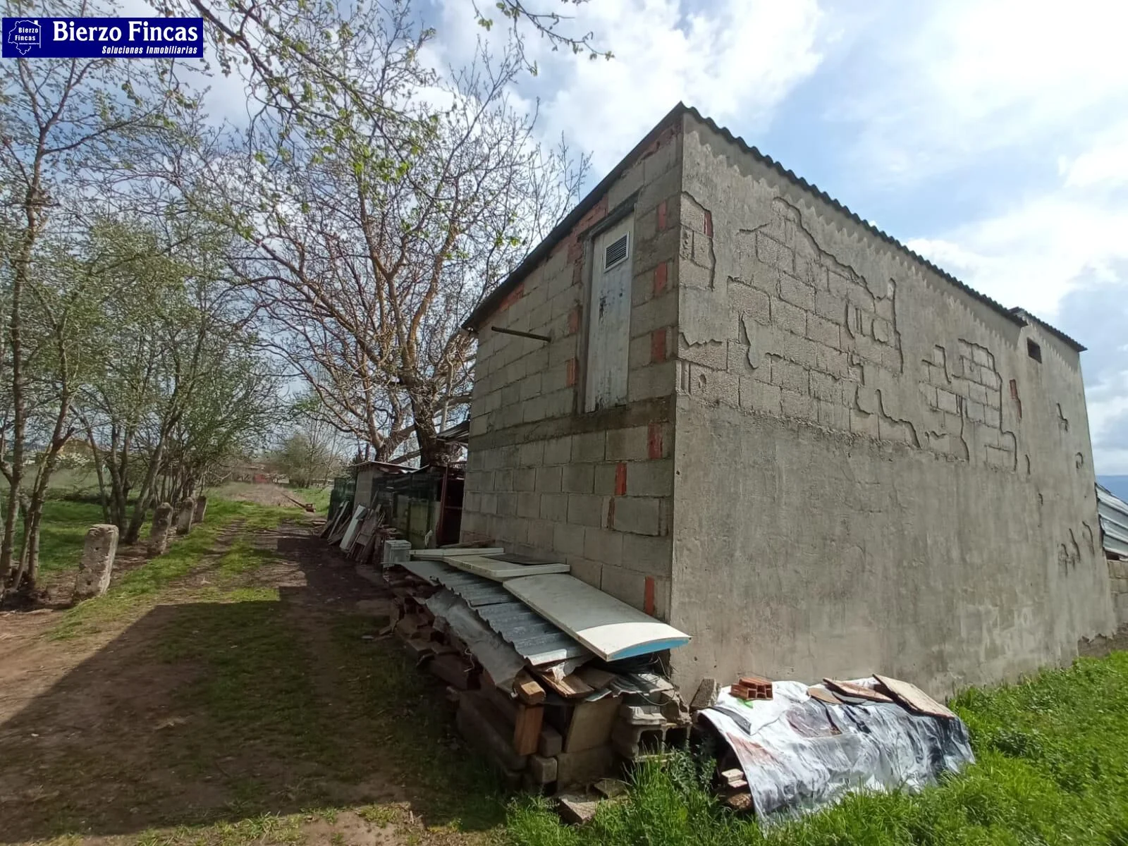 Parcela rústica con nave de 65 m²
