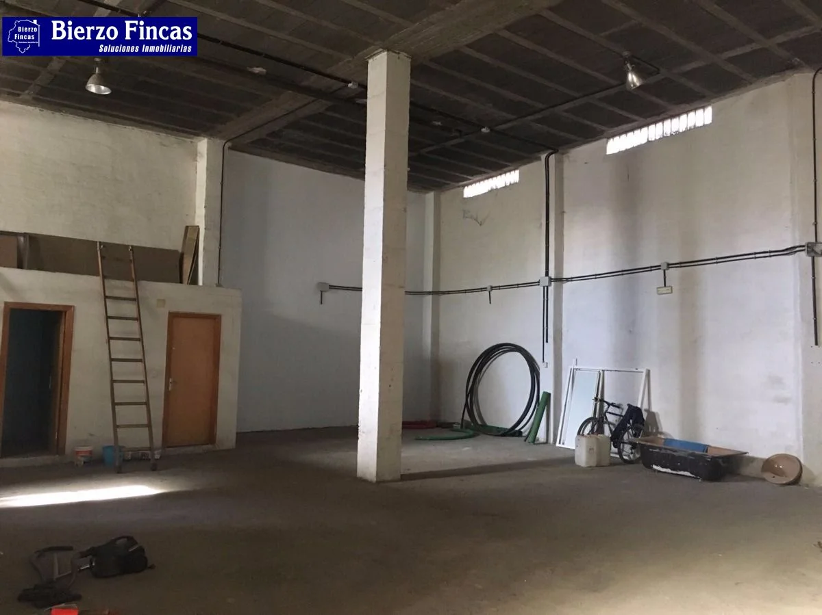 Flexible 220 m² commercial unit