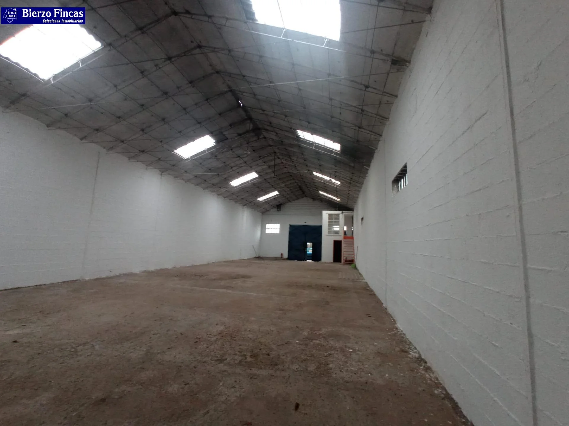 Nave industrial cerca de León, 576 m²