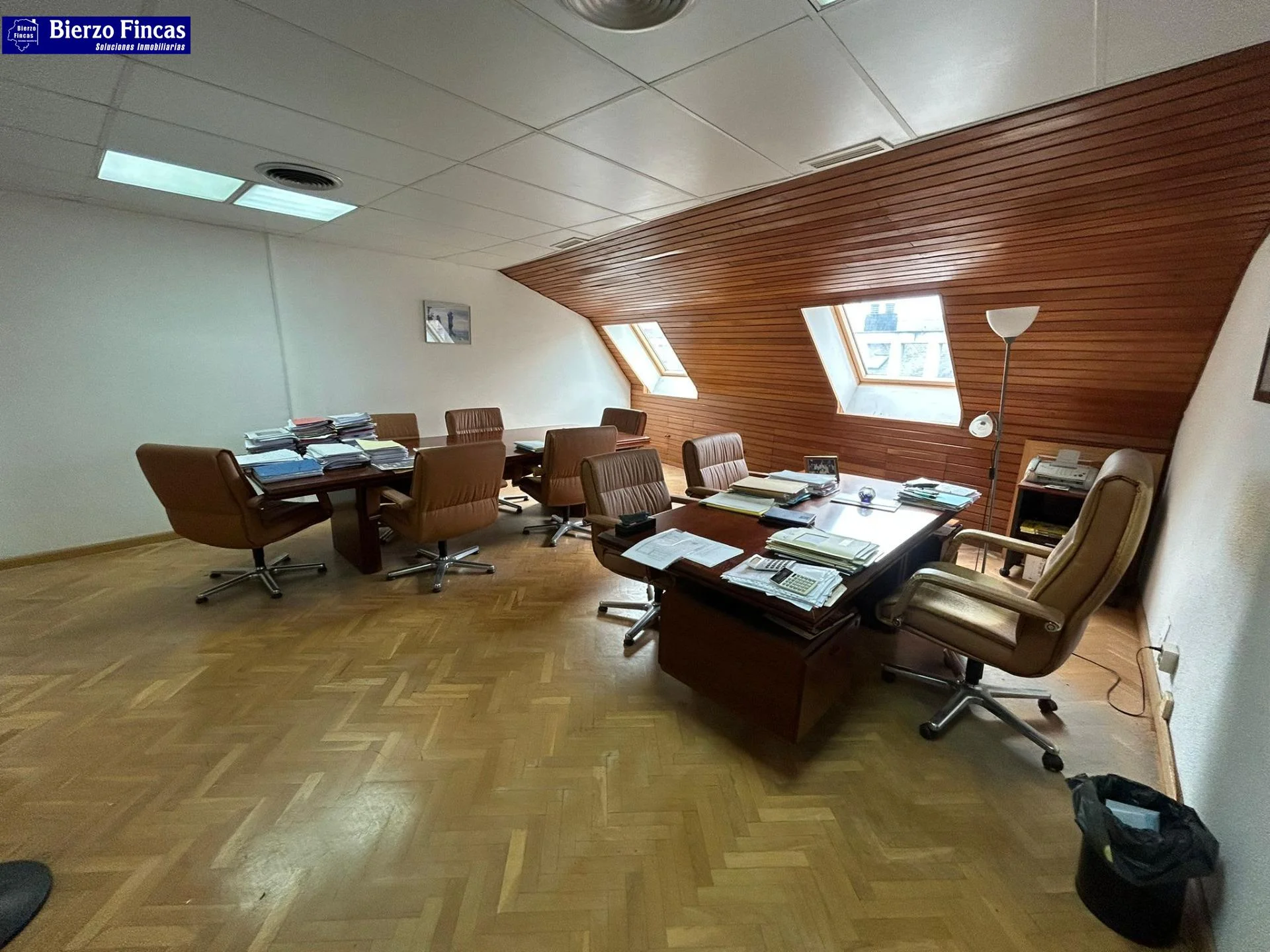 Central Ponferrada office with 71 m²