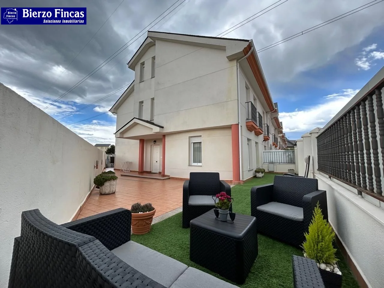 Pareado seminuevo en Compostilla, 223 m²