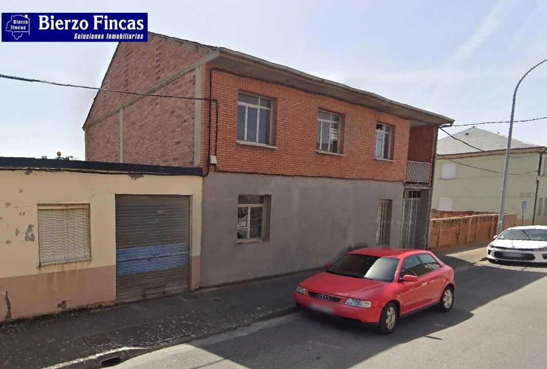 Parcela urbana con casa y nave
