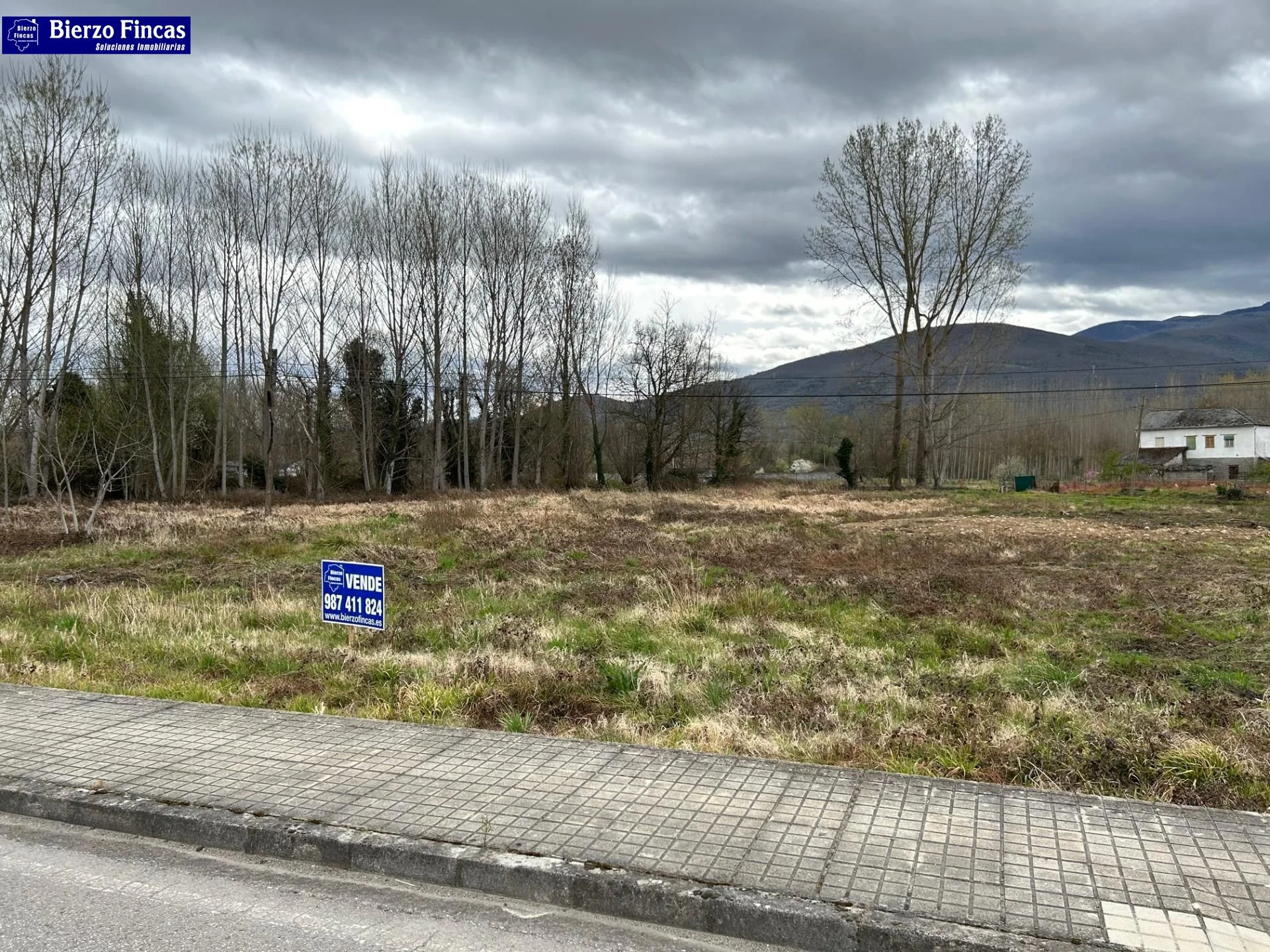 Large serviced plot near Ponferrada