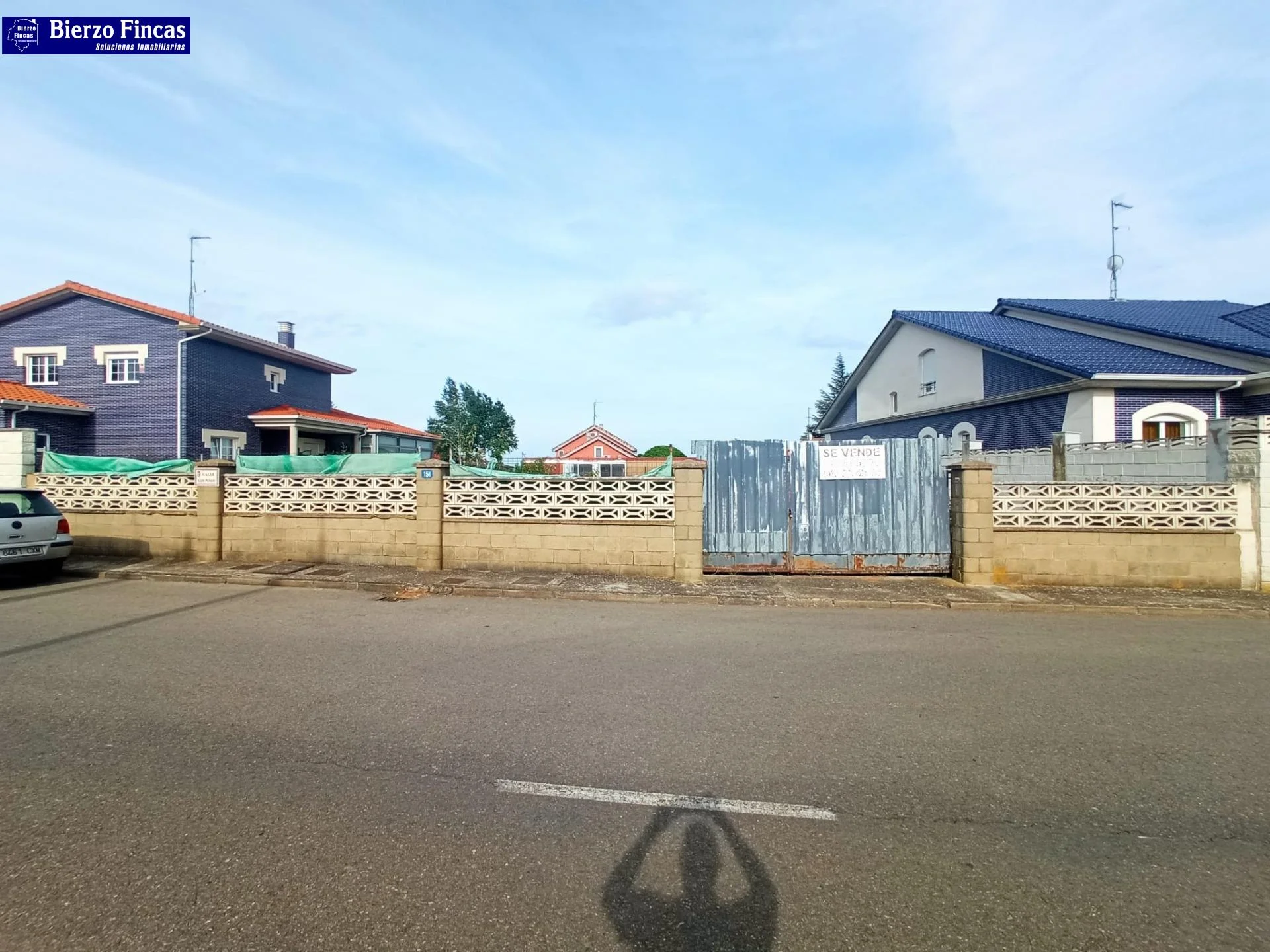 Large serviced plot in Las Lomas