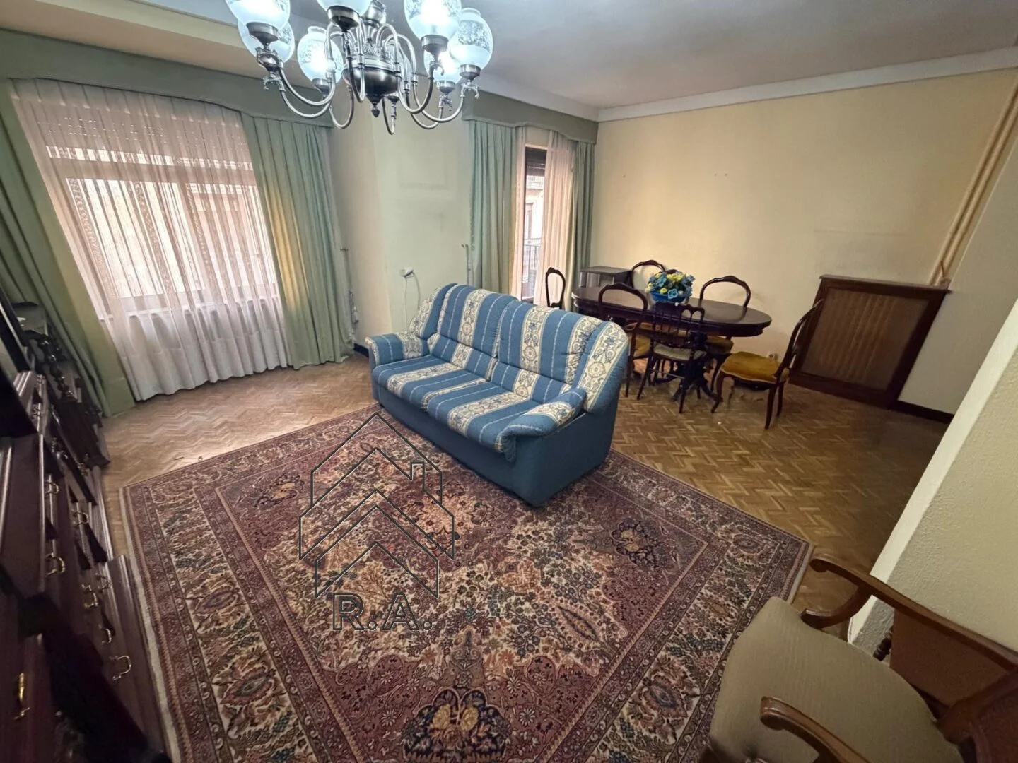 Piso céntrico de seis dormitorios y doble acceso