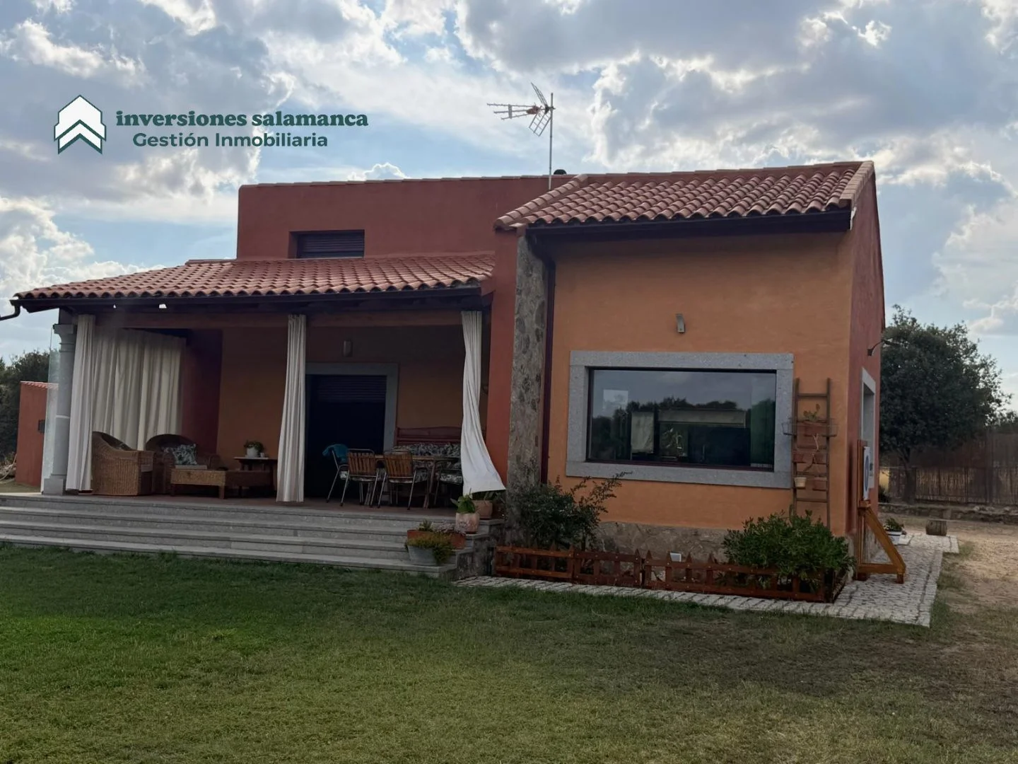 Modern rural house with 5,550 m² plot