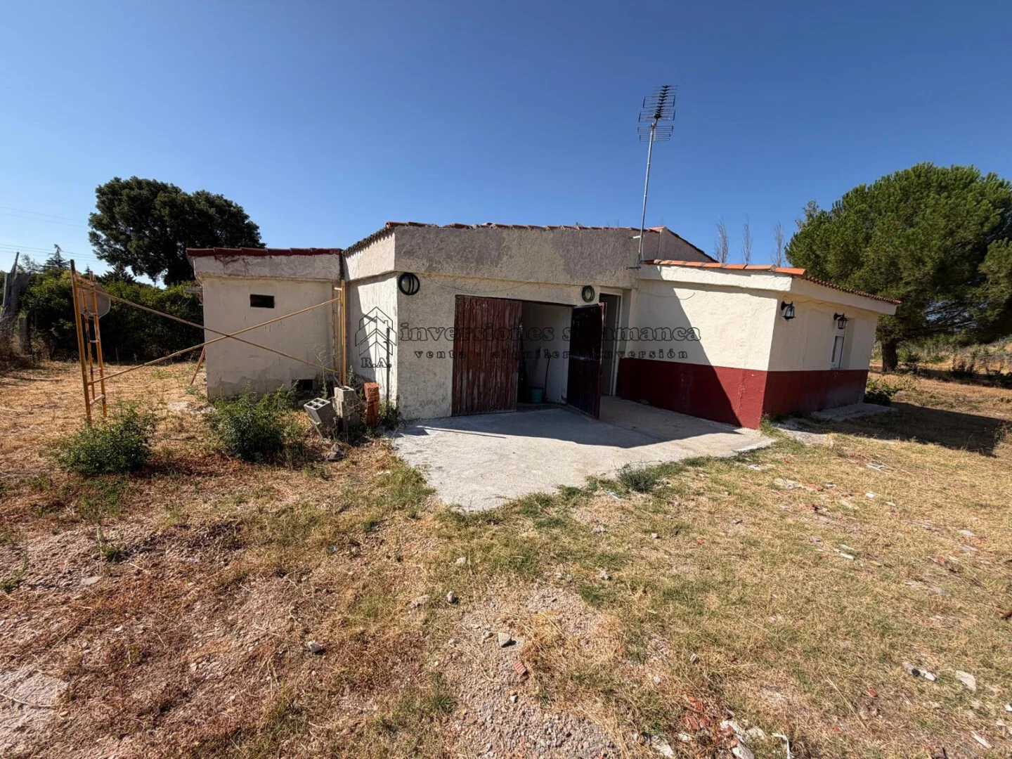 Rural house with 5,431 m² plot