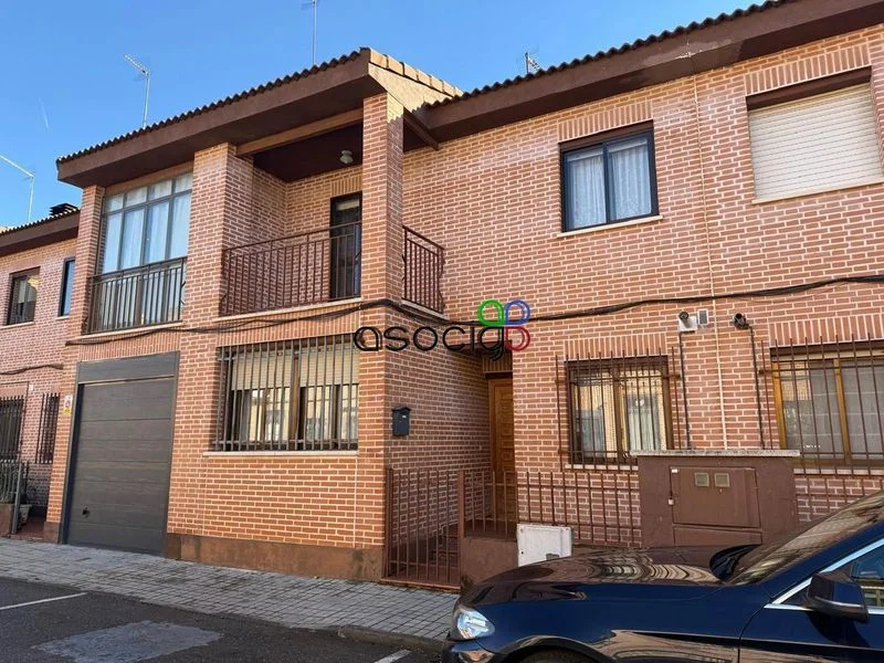 Five-bedroom townhouse in Marchamalo