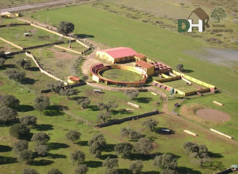 Rural estate with 480 m² building
