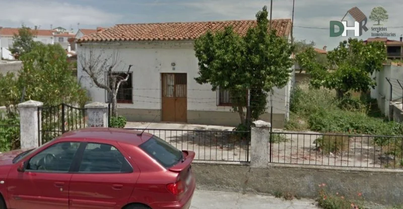 Urban plot with two 200 m² buildings