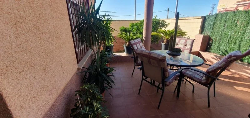 Casa adosada urbana con gran jardín