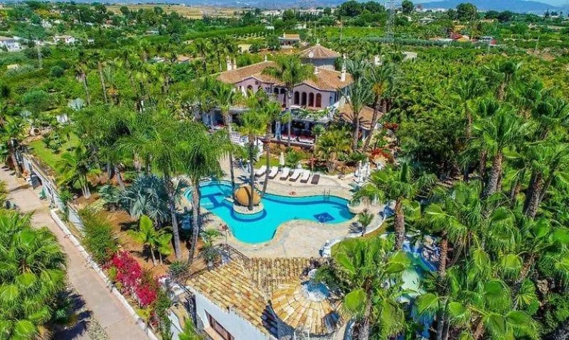 Chalet estate with pool, guest house