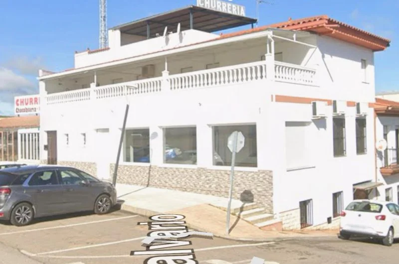 Edificio mixto con bar y vivienda