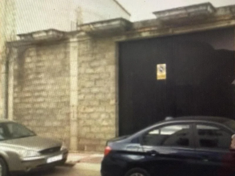 120 m² garage, two-street access
