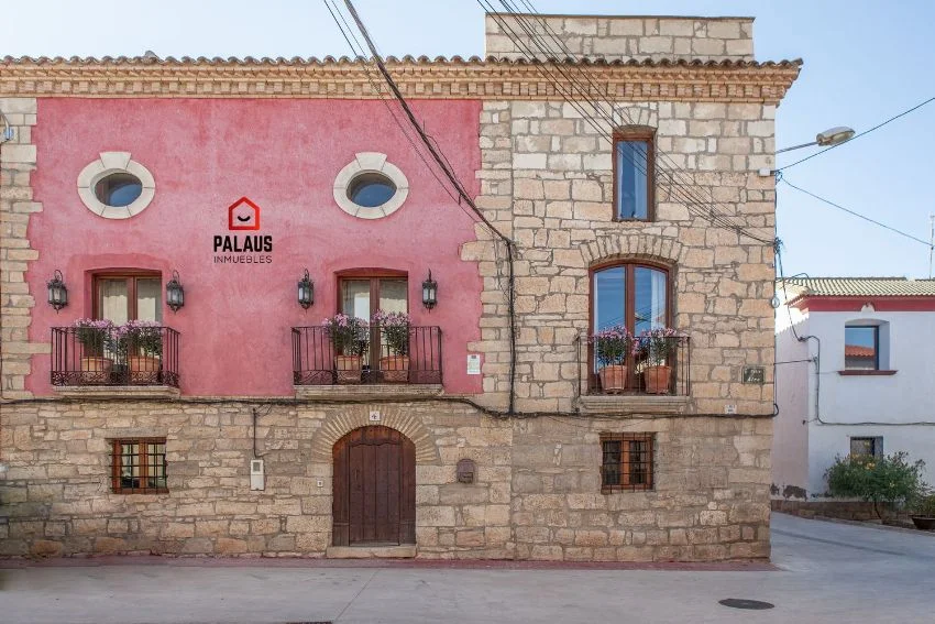 Casa rural de piedra reformada con cinco dormitorios