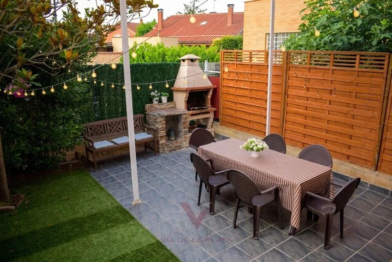 Townhouse in Monterrubio de Armuña with garden and pool