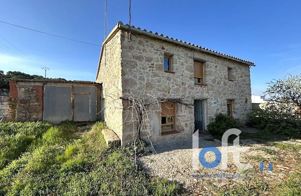Parcela urbana con casa y naves
