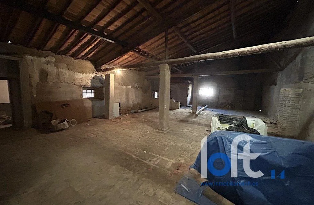 Nave industrial urbana con bodega
