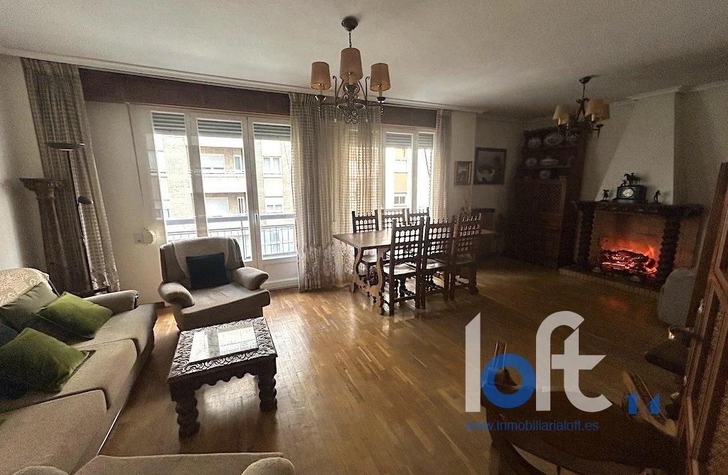 Piso de cuatro dormitorios con terraza