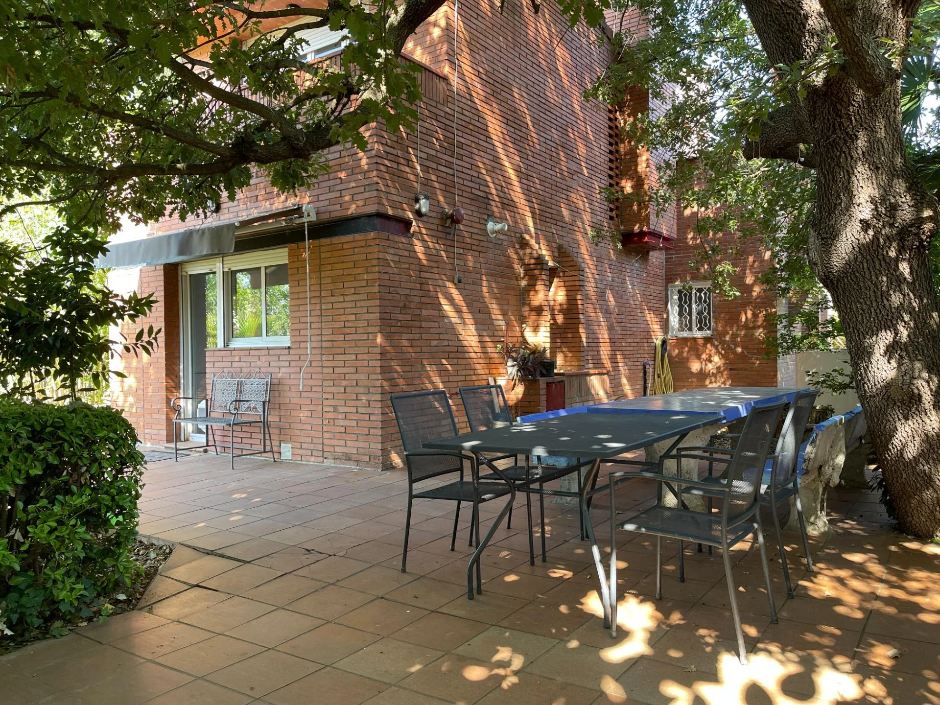 Three-bedroom house on flat 756m² plot