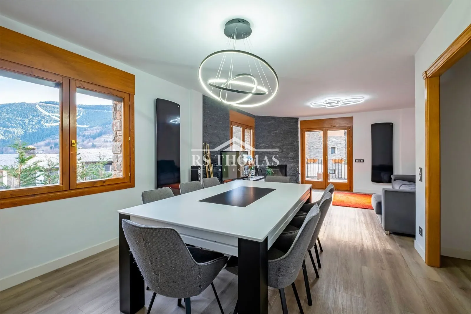 Chalet de tres plantas con jardín privado