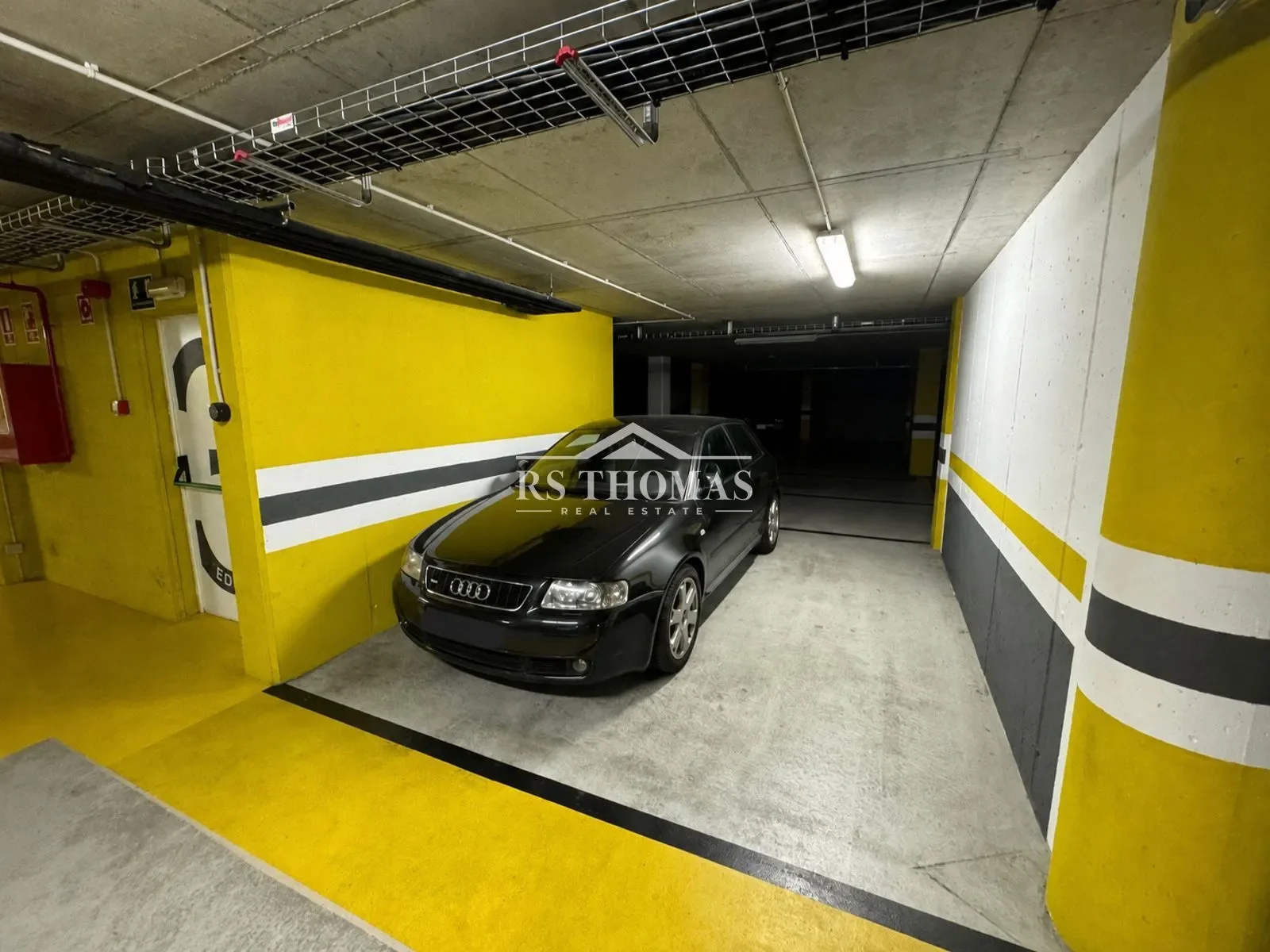 Enclosed parking space in Encamp
