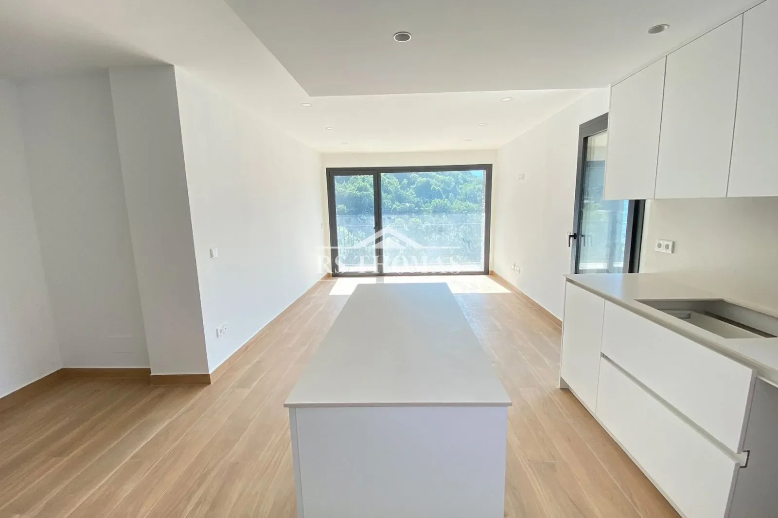 Recent-build three-bedroom apartment in Les Molleres