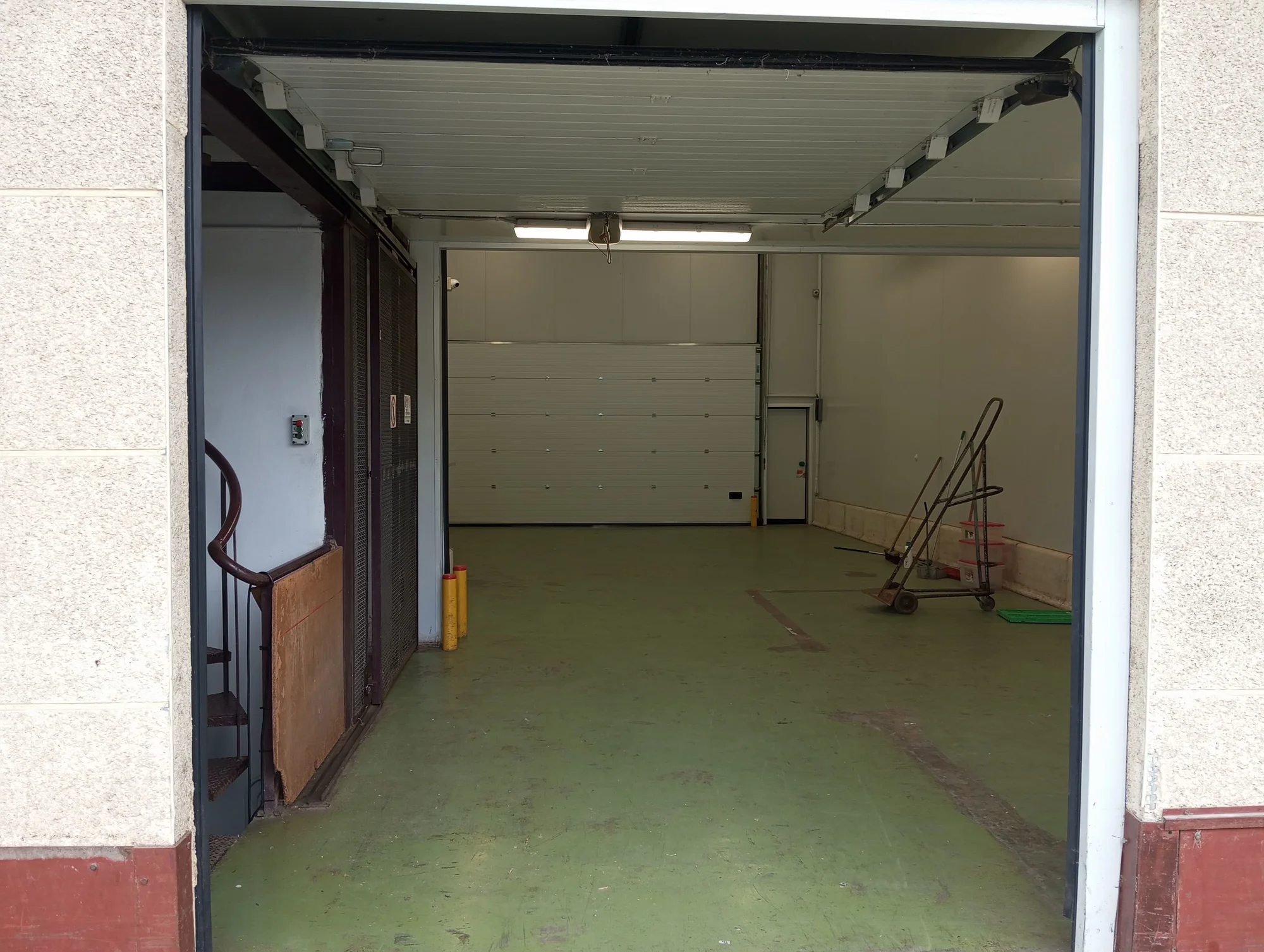 Industrial unit with cold room