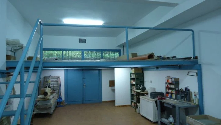 Bergara commercial unit with mezzanine