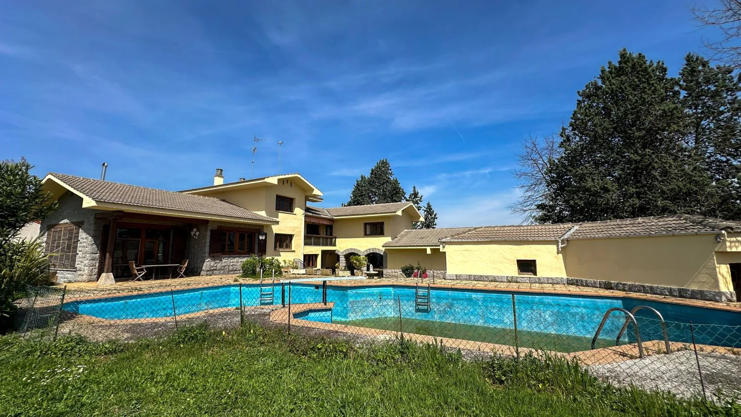 Spacious chalet with pool and land