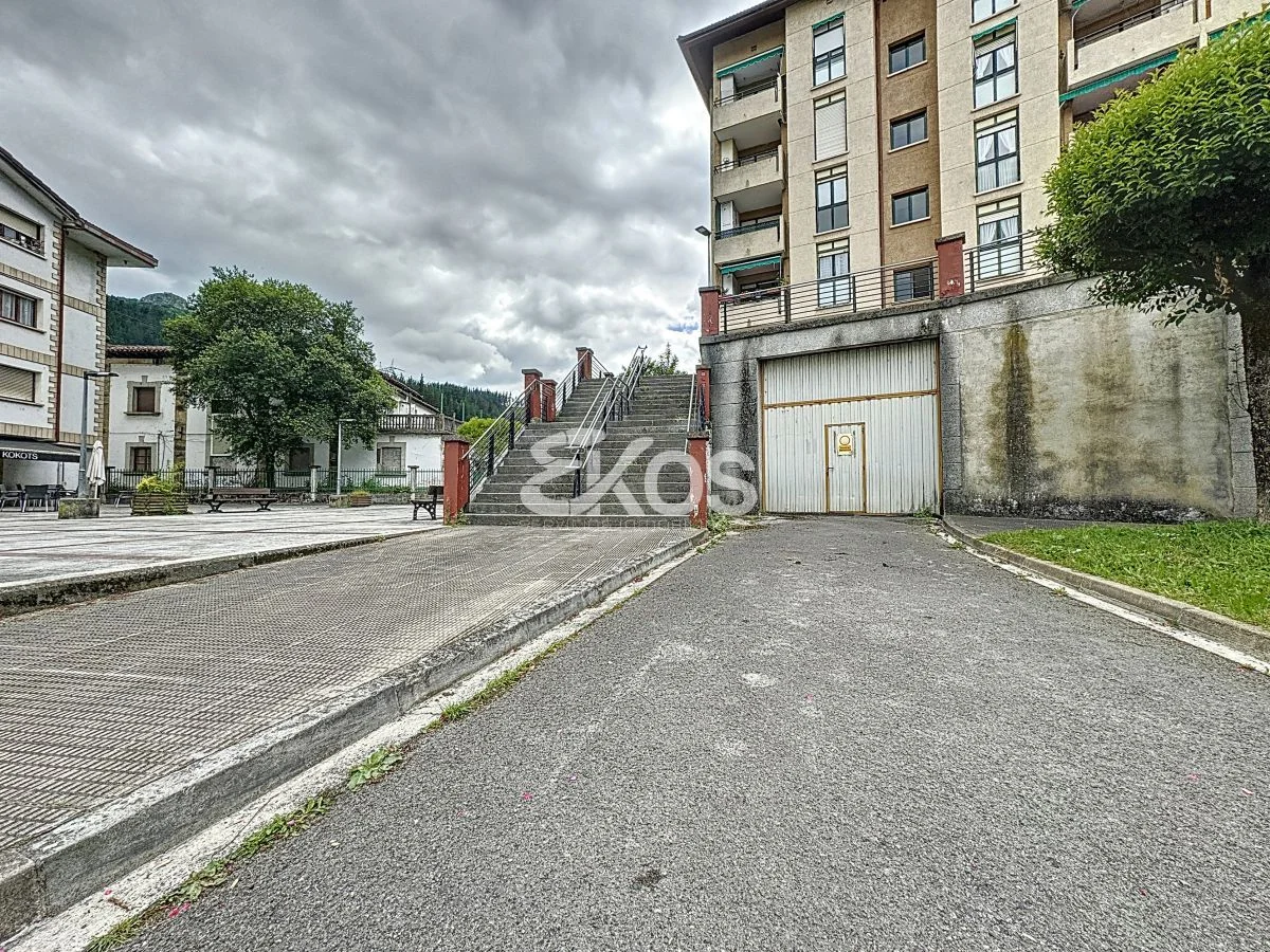 Spacious commercial unit with vehicle access