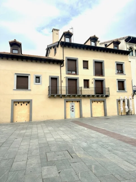 Local configurable en Jaca, 68–136 m²