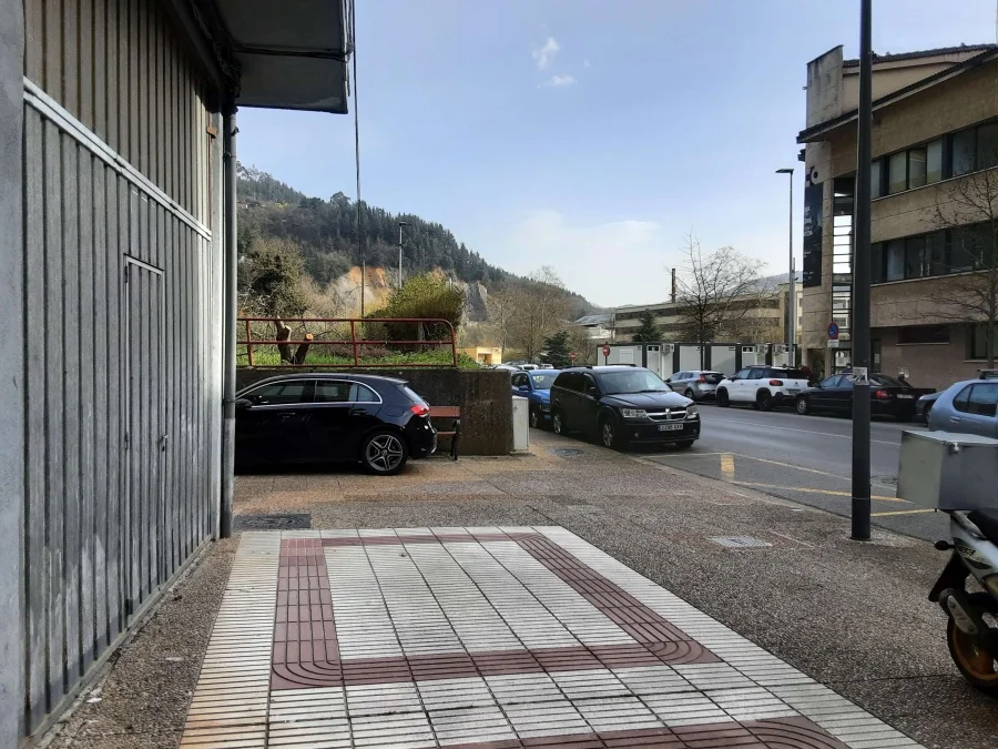 Street-front commercial unit in Laudio
