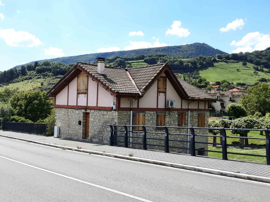 Central Artziniega chalet, six-bedroom layout