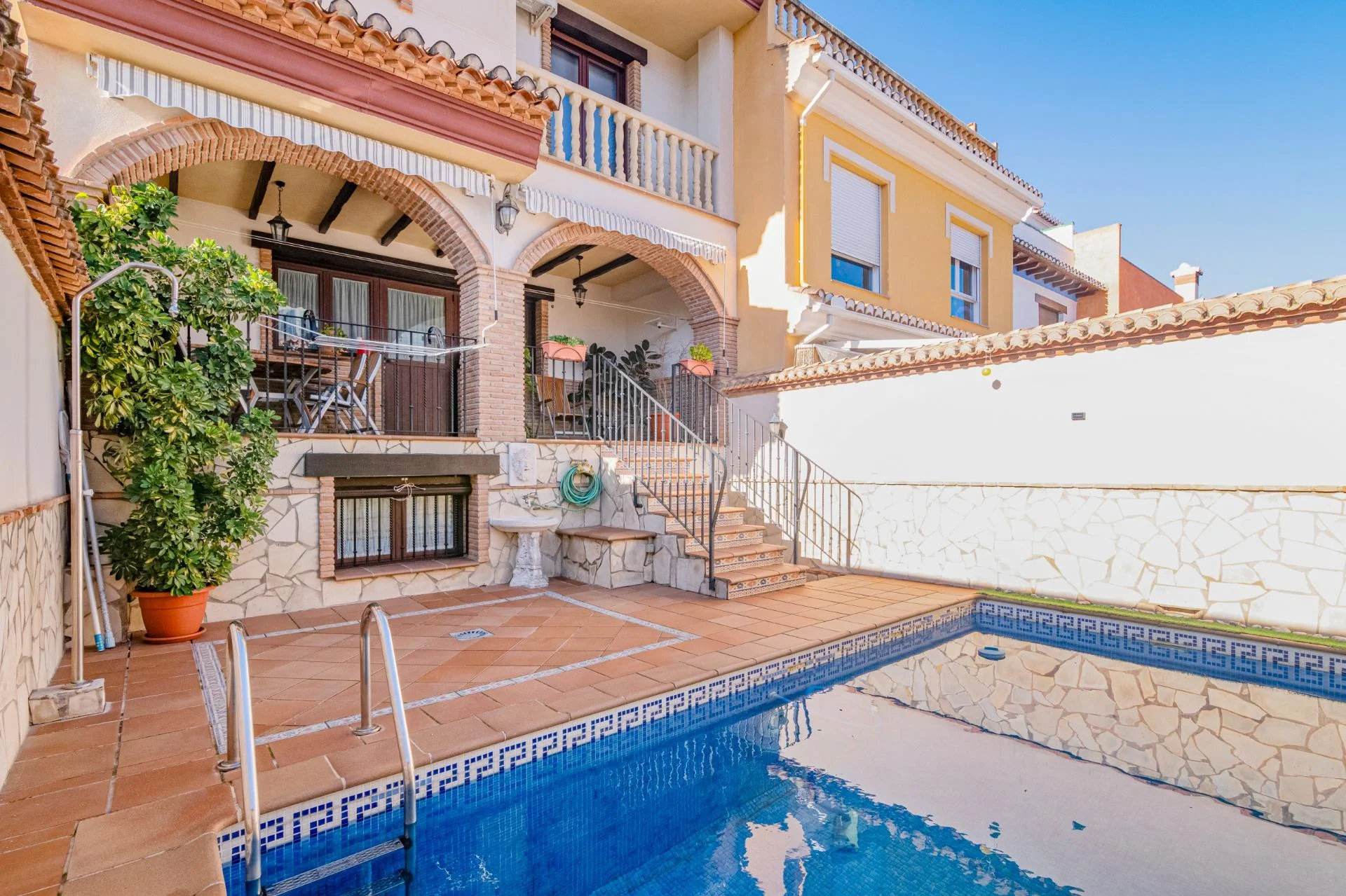 Adosado en La Zubia de 274 m²
