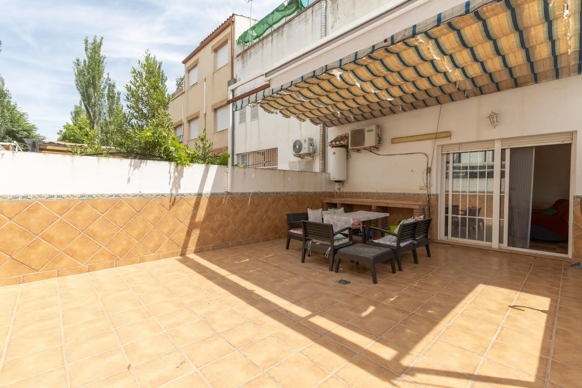 Townhouse in Maracena with three parking spaces