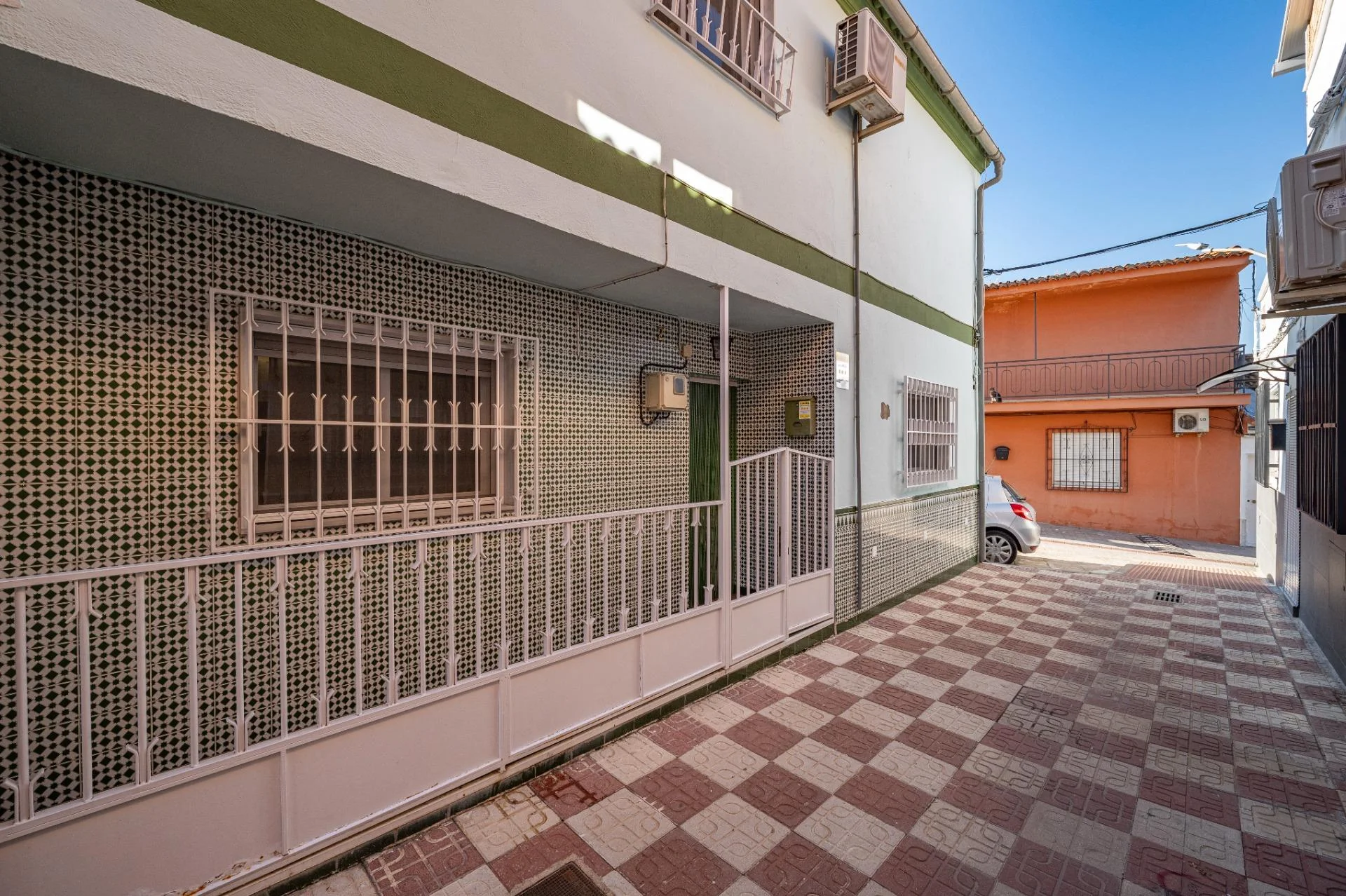 Corner house in Atarfe, five bedrooms