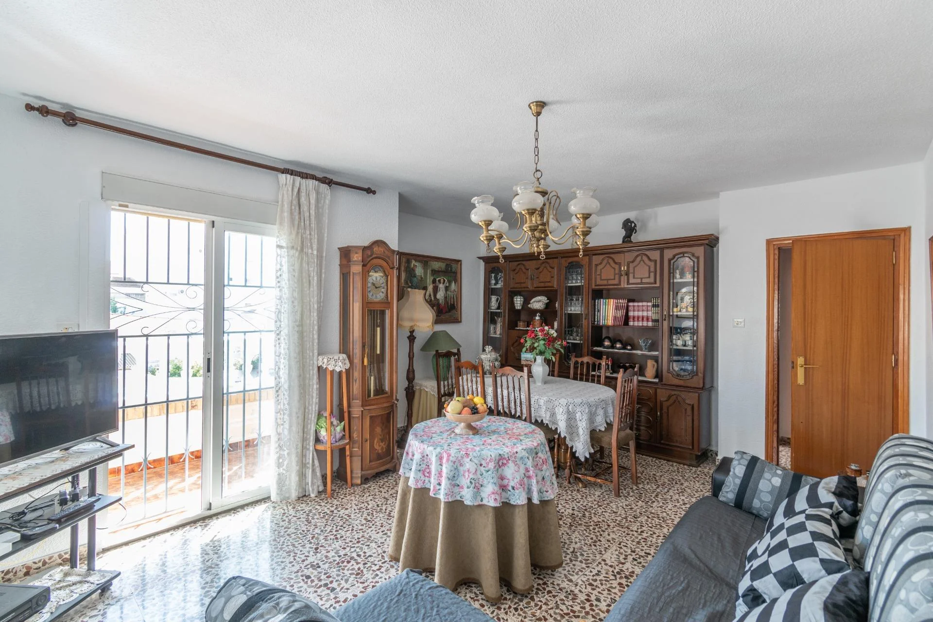 Corner house in Atarfe, 4 bedrooms