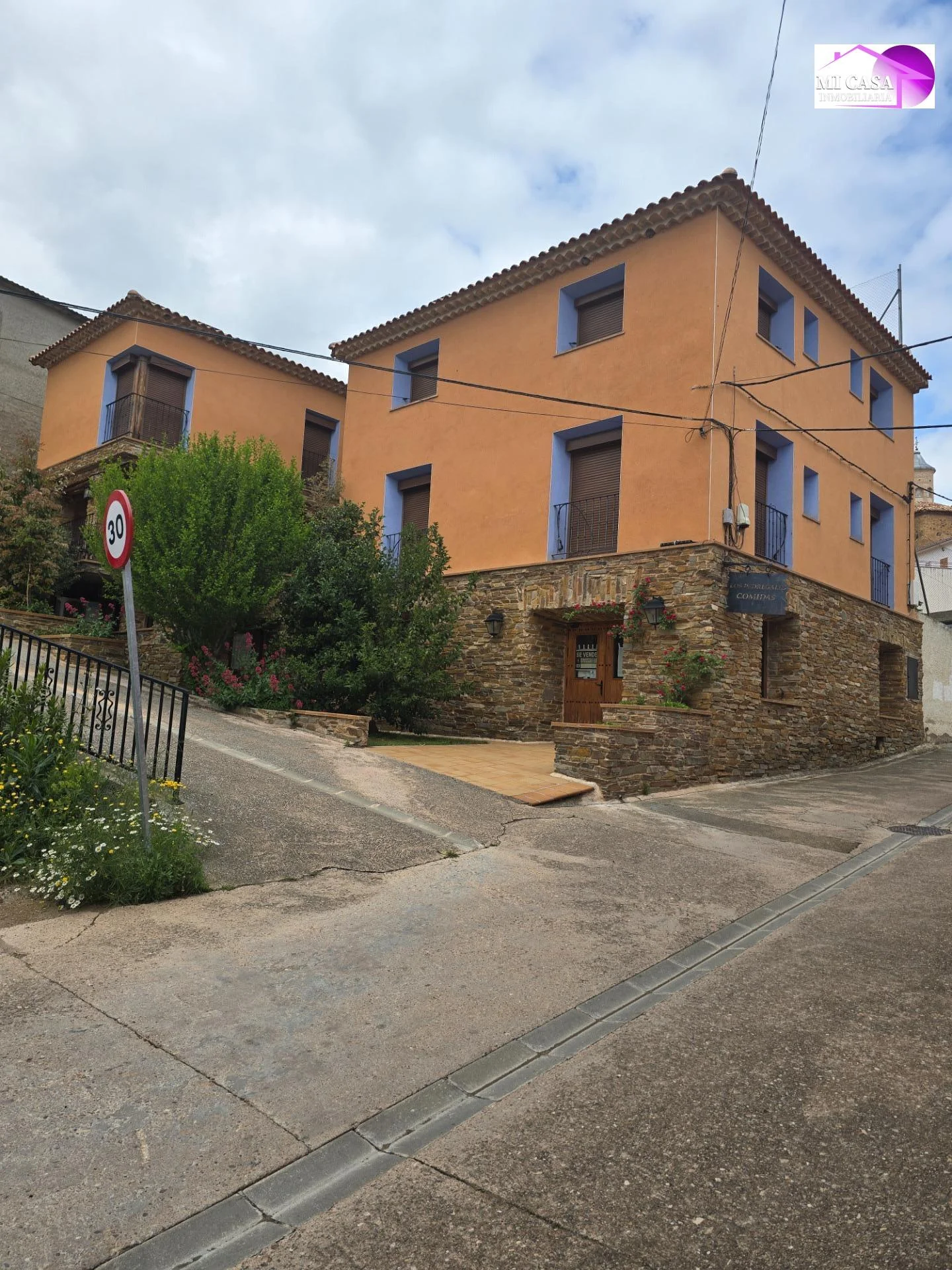 Casa rural con complejo turístico de seis habitaciones