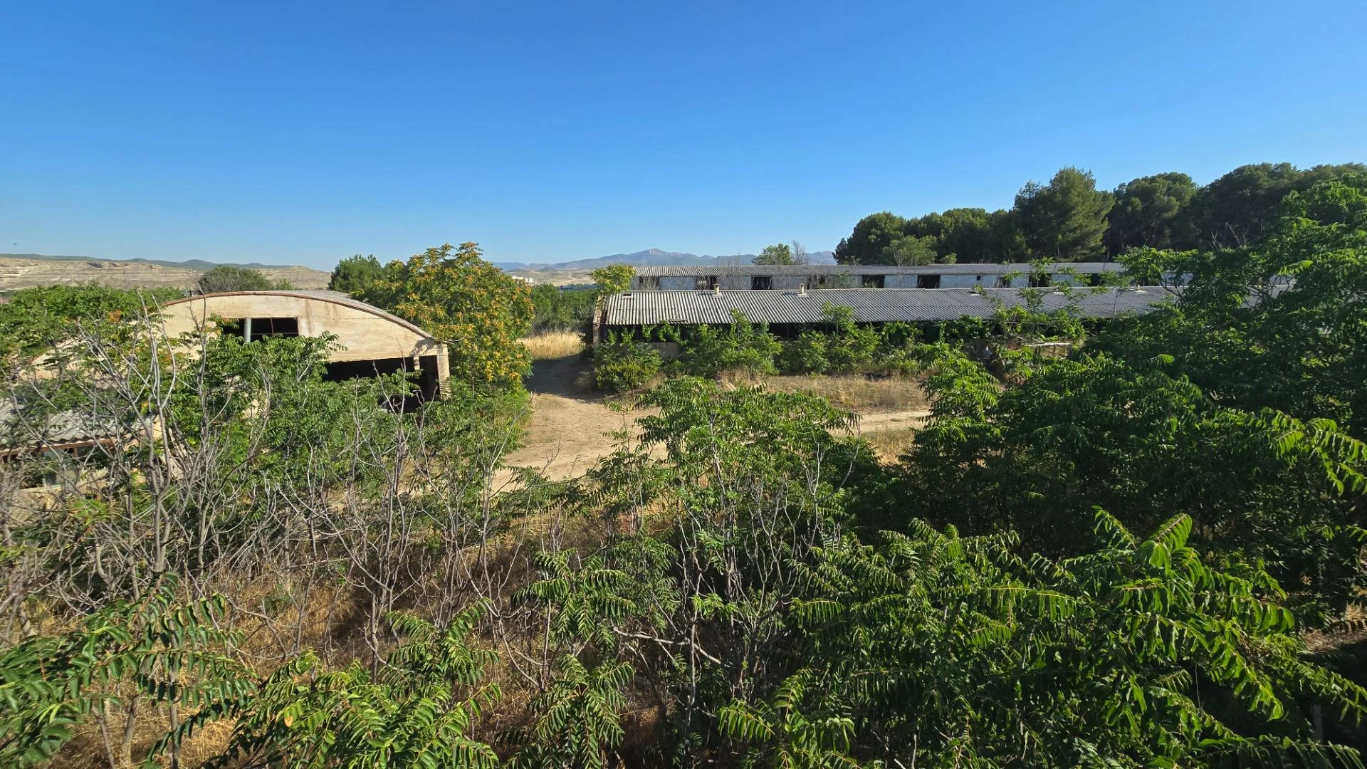 Terreno rural con 1.390 m² construidos