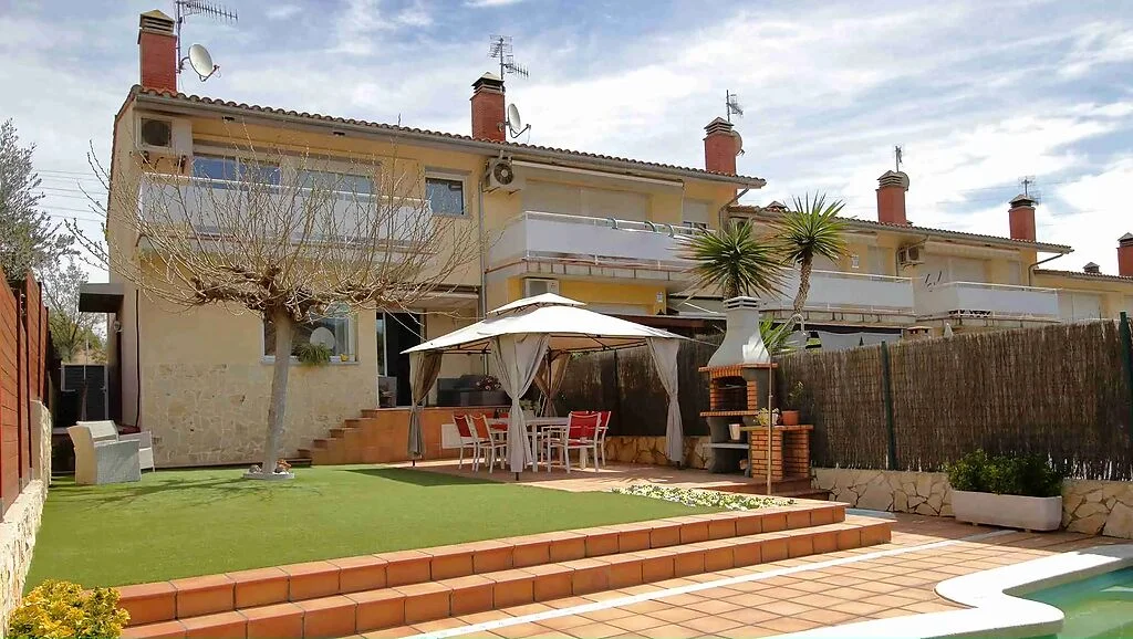 Casa esquinera con jardín y piscina